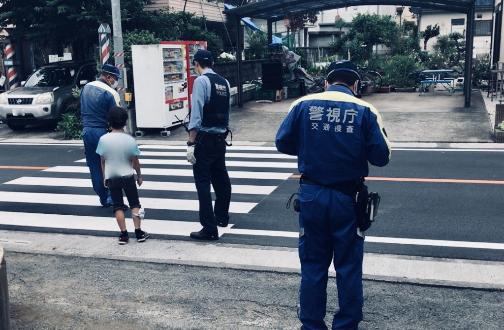 【現場報道・写真あり】小学生が自転車にひき逃げされ怪我──青梅市立小学校前、警察が捜査中