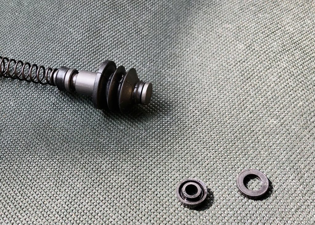 PIAGGIO Vespa PX200FL等のブレーキマスターシリンダーの油漏れ、ブーツ（ガスケット）切れなどのDIY。