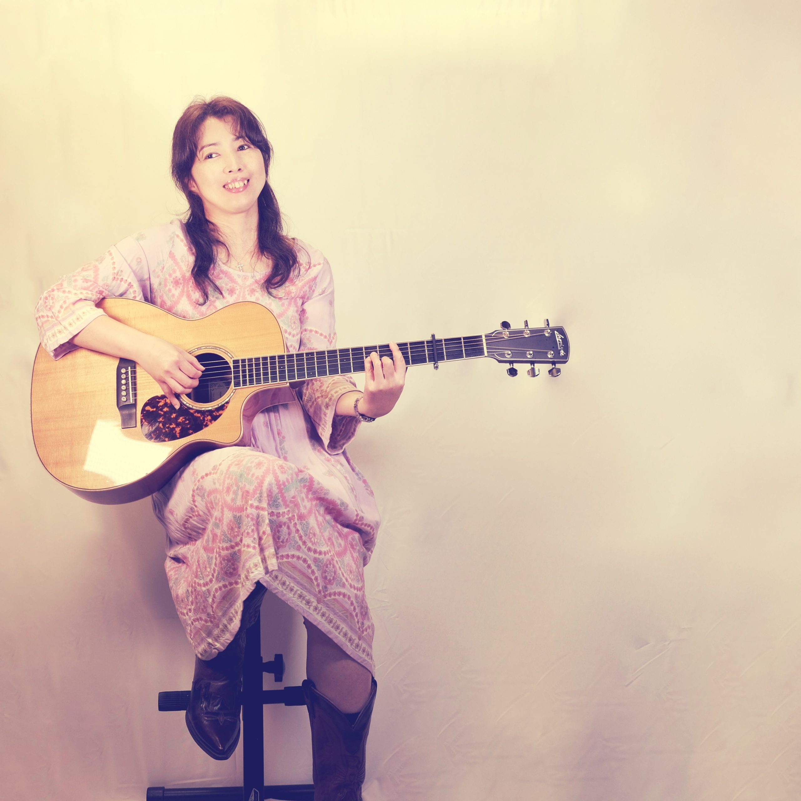 小西寛子の新曲『風に揺れる雛菊』は、アコースティック・ギターの弾き語りでお届けします。